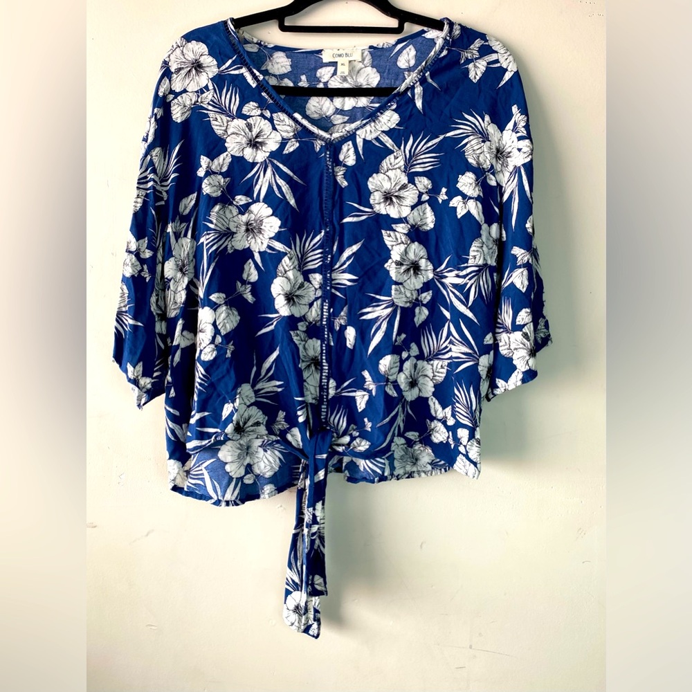 Como Blu Floral Blue & White Tie-Front Blouse | Size XL | Tropical Hibiscus Top - Picture 2 of 7
